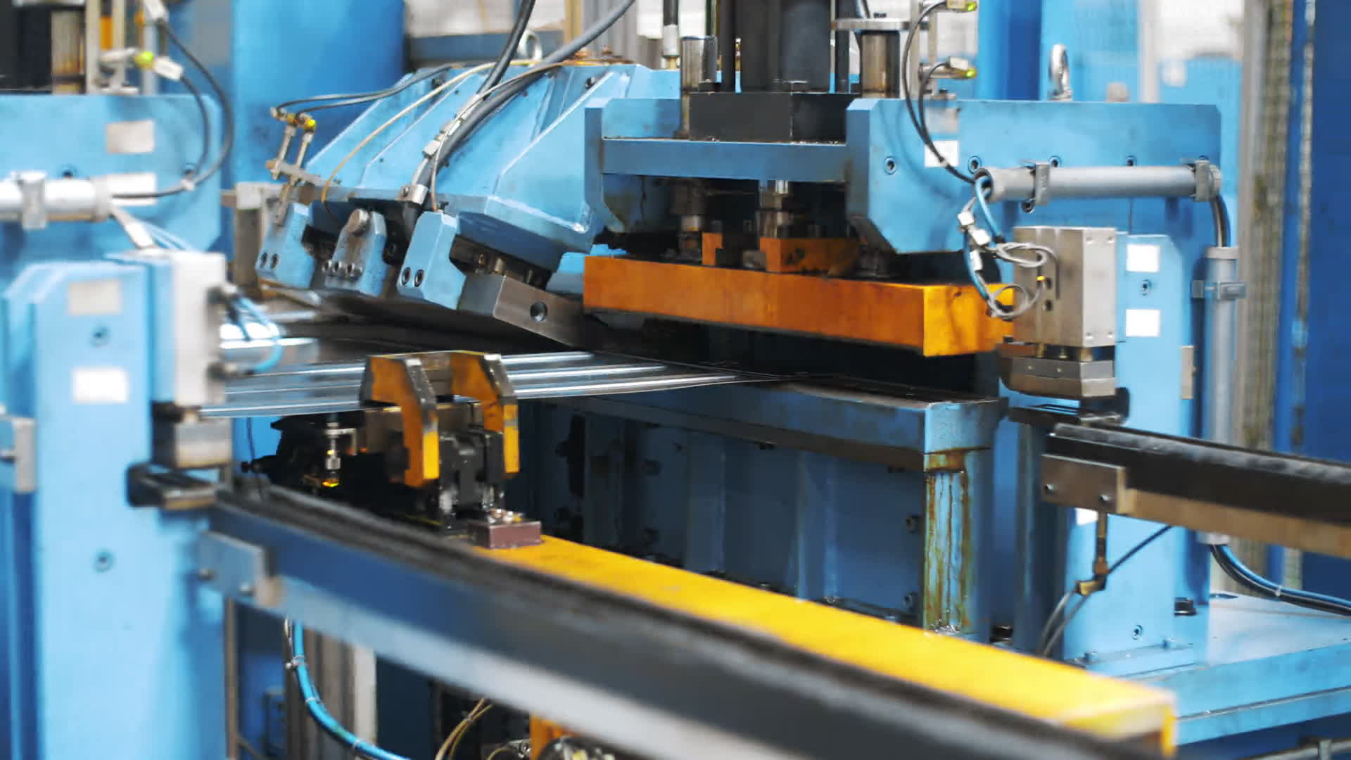 智能驅(qū)動(dòng)，精準(zhǔn)成型 工廠自動(dòng)化設(shè)備賦能洗衣機(jī)金屬零件高效生產(chǎn)